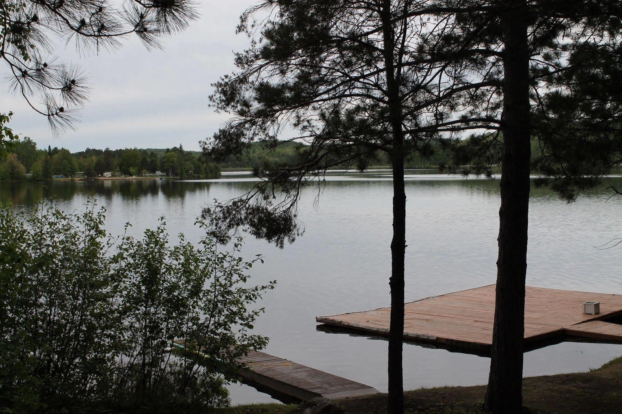 Algonquin'S Edge Resort Madawaska Exterior photo